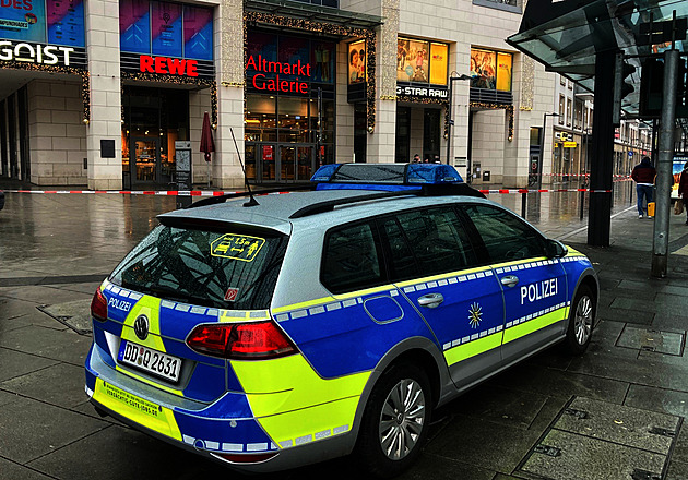 Policie zasahuje v drážďanském nákupním centru Altmarkt-Galerie, kam vniknul...