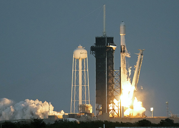 Raketa Falcon 9 vyrazila k Měsíci, veze arabské vozítko a japonský modul