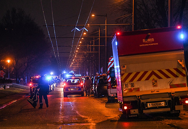 Požár domu ve Francii má nejméně deset obětí včetně dětí. Zasahuje 180 hasičů