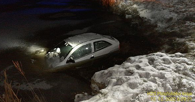 Řidička neudržela auto na zasněžené silnici a sjela do rybníka