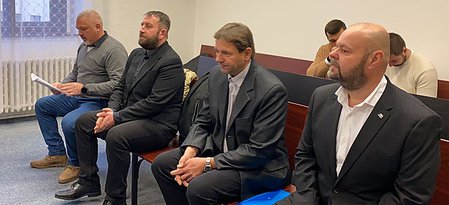 Sousedský spor u soudu. Na lavici obžalovaných jsou čtyři muži (zleva): Martin...