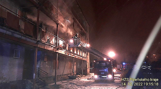 V Plzni hořel pavlačový dům na Jateční třídě, za požár zřejmě mohou bezdomovci