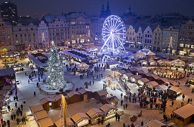 OBRAZEM: Na plzeňských vánočních trzích září vyhlídkové kolo i zvonička štěstí