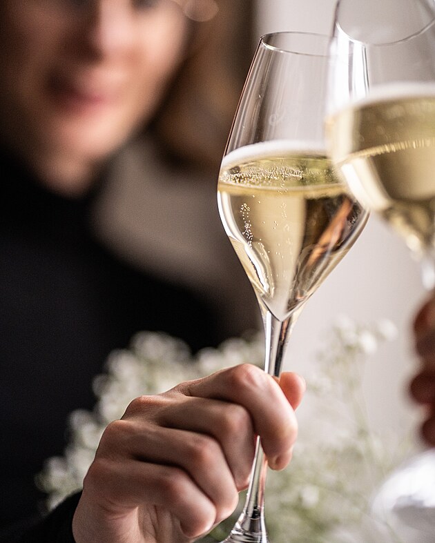 Sklenice na sekt ve tvaru tulipnu.