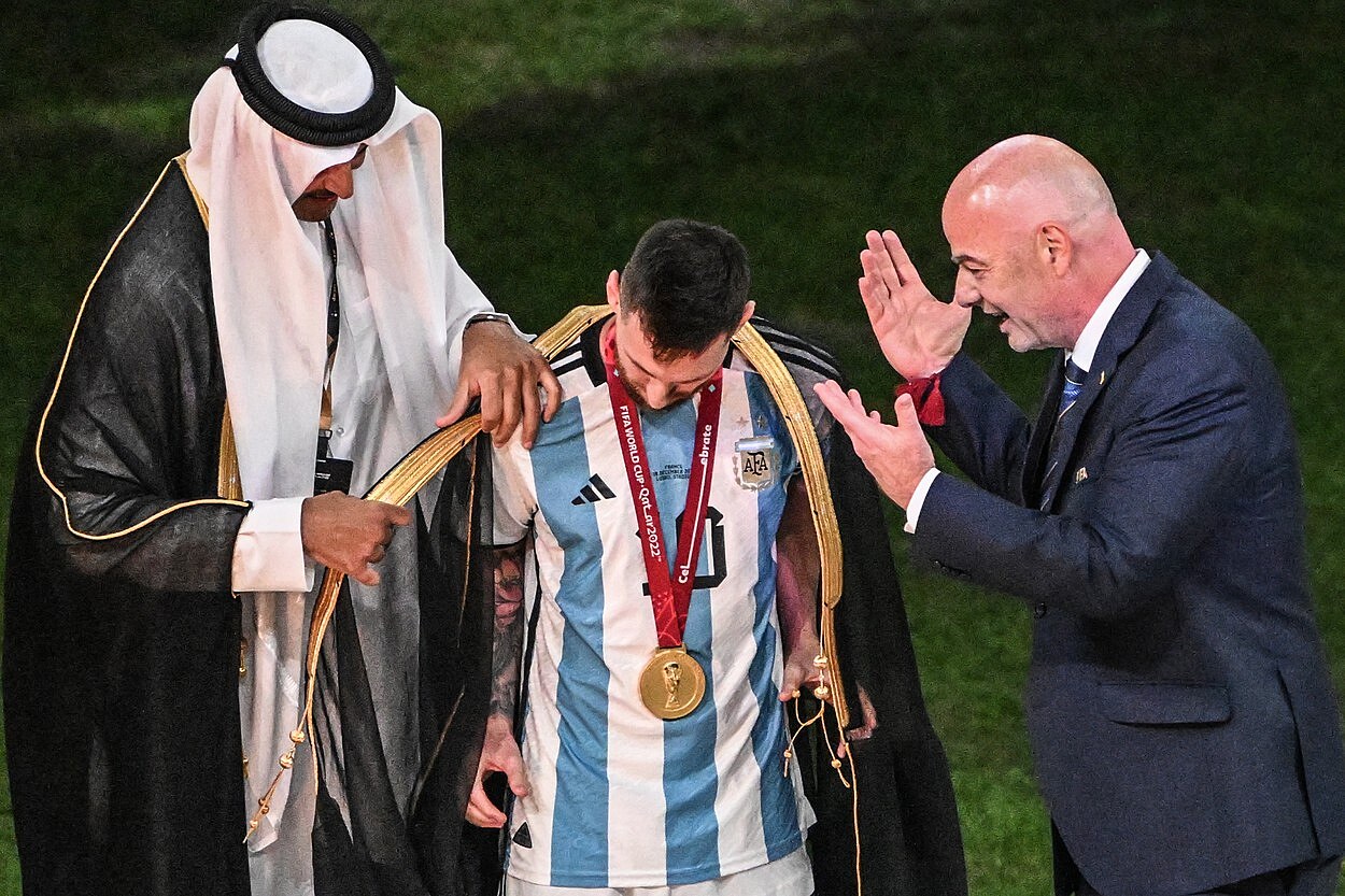 Využili Katařané Messiho ke své propagaci? Proč argentinský kapitán  přebíral trofej v plášti | Fotbal | Lidovky.cz