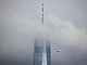 Helikoptra letc nad Dolnm Manhattanem pobl mrakodrapu One World Trade...