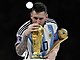 Lionel Messi z Argentiny lb trofej pro svtov ampiony.