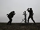 Rutí vojáci pálí z minometu v Záporoské oblasti. (11. prosince 2022)
