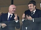 President FIFA Gianni Infantino a francouzský prezident Emmanuel Macron ped...