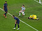 Francouzský branká Hugo Lloris zstává leen na trávníku po stetu s...