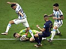 Argentinský branká Emiliano Martínez zasahuje ped francouzským útoníkem...
