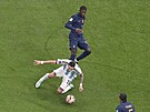 Argentinec Ángel Di María padá v pokutovém území po zákroku Francouze Ousmana...