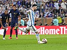 Lionel Messi rozehrává penaltu ve finále mistrovství svta proti Francii.