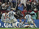 Argentintí fotbalisté slaví promnnou penaltu Lionela Messiho ve finále...