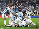 Fotbalisté Argentiny slaví gól proti Francii ve finále mistrovství svta.
