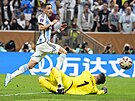 Argentinský útoník Ángel Di María pekonává francouzského brankáe Huga...