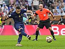 Francouz Kylian Mbappé rozehrává pokutový kop ve finále mistrovství svta proti...