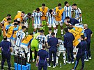 Argentintí fotbalisté poslouchají trenéra Lionela Scaloniho ped zaátkem...