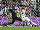 Francouz Dayot Upamecano blokuje stelu Argentince Lautara Martíneze ve finále...