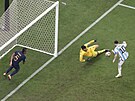 Argentinský kapitán Lionel Messi dává tetí gól Argentiny ve druhém prodlouení...