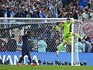 Argentinský branká Emiliano Martínez slaví chycení penalty Kingsleyho Comana...