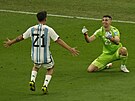 Argentinský branká Emiliano Martínez a Paulo Dybala slaví vítzství ve finále...