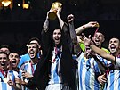 Argentinský kapitán Lionel Messi s trofejí pro vítze mistrovství svta. (18....