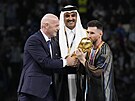 Argentinský kapitán Lionel Messi pebírá trofej pro vítze mistrovství svta od...