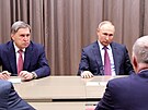 Ruský prezident Vladimir Putin a jeho poradce Jurij Uakov na jednání v Moskv...