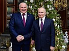 Ruský prezident Vladimir Putin si potásá rukou se svým bloruským protjkem...