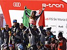Italská lyaka Sofia Goggiaová slaví se svým týmem výhru ve výcarském Svatém...
