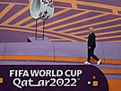 Prezident FIFA Gianni Infantino pichází na medailový ceremoniál pedat cenné...