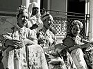 Profesionální zpvaky ped palácem marrákeského pai, rok 1952