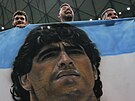 Argentintí fanouci s vlajkou s Diegem Maradonou ekají na semifinálový souboj...