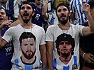 Argentintí fanouci s podobiznami Lionela Messiho a Diega Maradony ekají na...