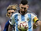 Argentinský útoník Lionel Messi s míem ped Chorvatem Bornem Sosou