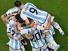 Fotbalisté Argentiny se radují z gólu Lionela Messiho v semifinále mistrovství...