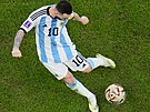 Argentinský útoník Lionel Messi promuje pokutový kop v semifinále...