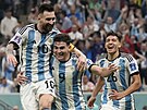 Fotbalisté Argentiny se radují z gólu Juliána Álvareze (uprosted) v semifinále...