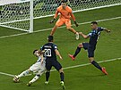 Argentinský útoník Lionel Messi (vlevo) se snaí pekonat brankáe Dominika...