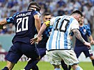 Argentinský útoník Lionel Messi pipravuje gól pro Juliána Álvareze v...