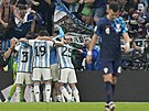 Argentintí fotbalisté se radují z tetího gólu v semifinále mistrovství svta...