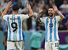 Argentinský útoník Lionel Messi se raduje z gólu, který pipravil pro Juliána...