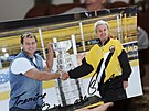 Jií légr a trenér Václav erný na fotografii se Stanley Cupem.