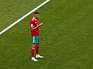 POMODLIT A HRÁT. Marocký fotbalista Romain Saís ped utkáním mistrovství svta...