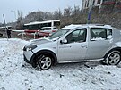 Auto v praských Stodlkách narazilo do zábradlí. (16. prosince 2022)