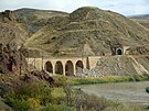 Tra do Karsu si vyádala stavbu etných most a tunel.