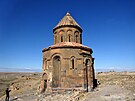 K nejzachovalejím stavbám msta Ani patí kostel Abugamrentze.