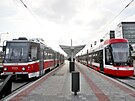 První z obousmrných tramvají koda ForCity Smart 45T (vpravo) urených pro...