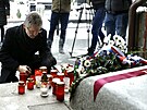 Milo Vystril poloil kvtiny k hrobu Václava Havla. (18. prosince 2022)